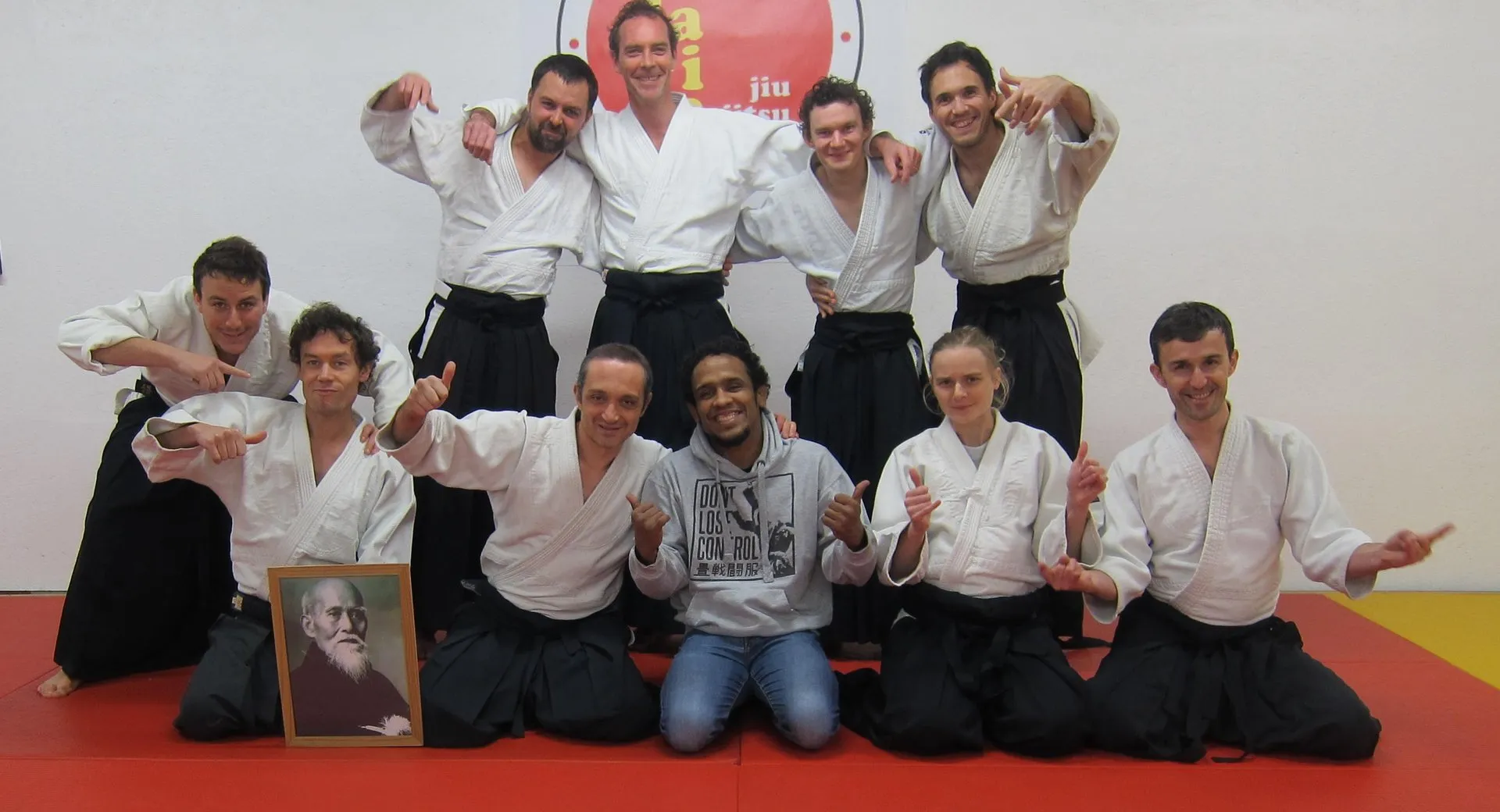 Le groupe d’aïkido devant le portrait de Morihei Ueshiba