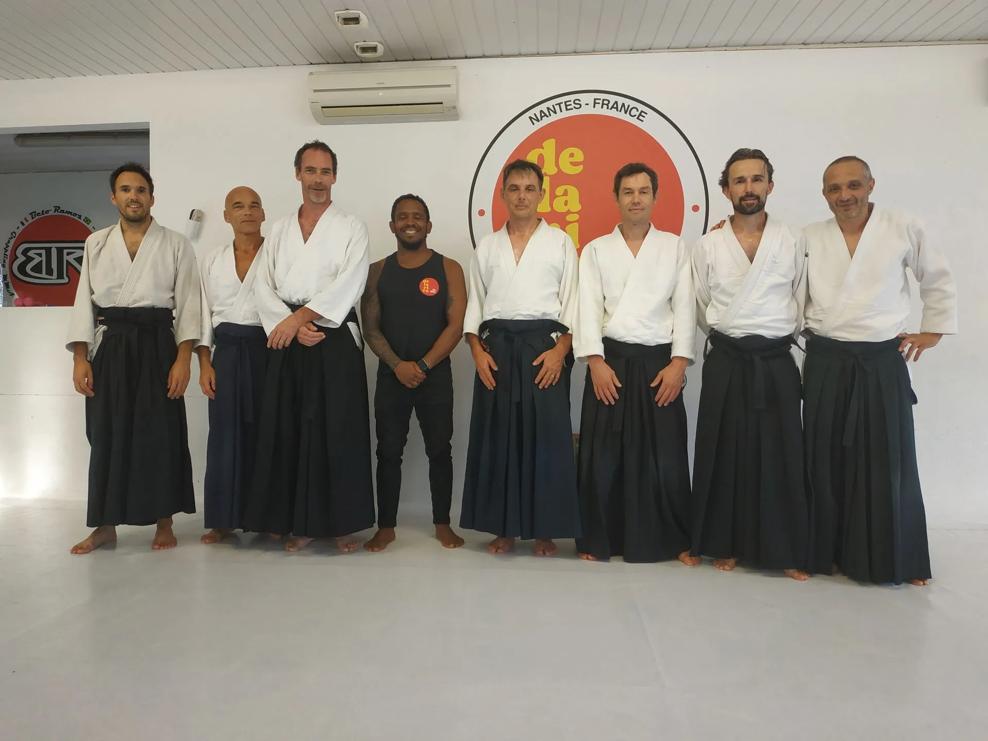 Les aïkidokas du club en hakama, alignés sur le tapis