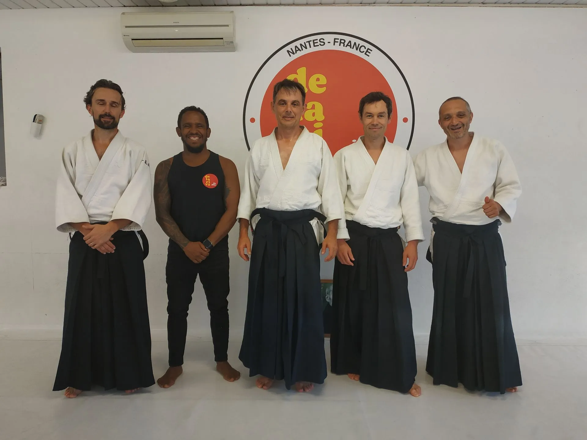 Groupe d’aïkidokas en hakama