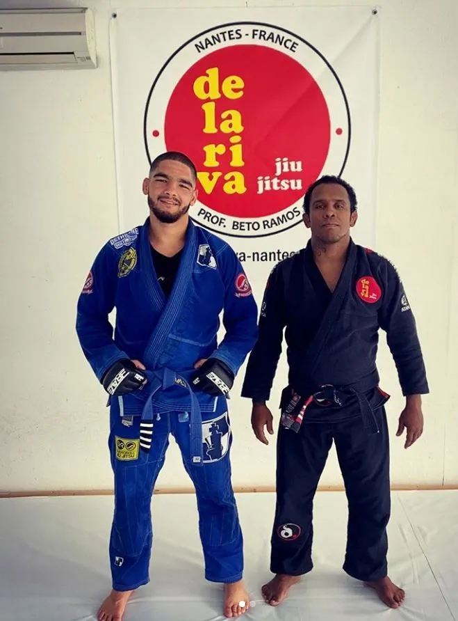 Un athlète en kimono bleu avec Mestre Beto Ramos