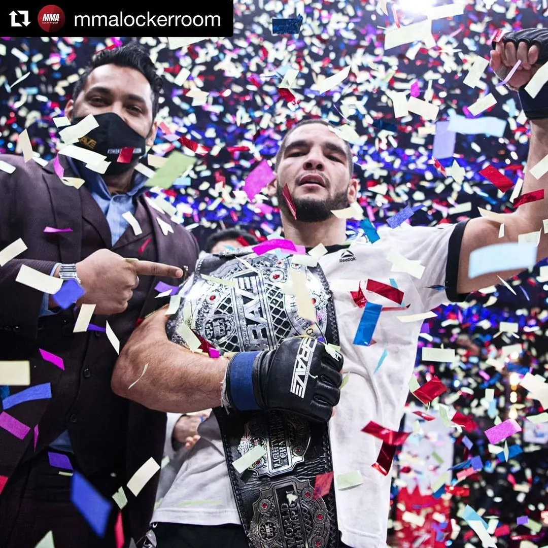 Le champion brandit sa ceinture