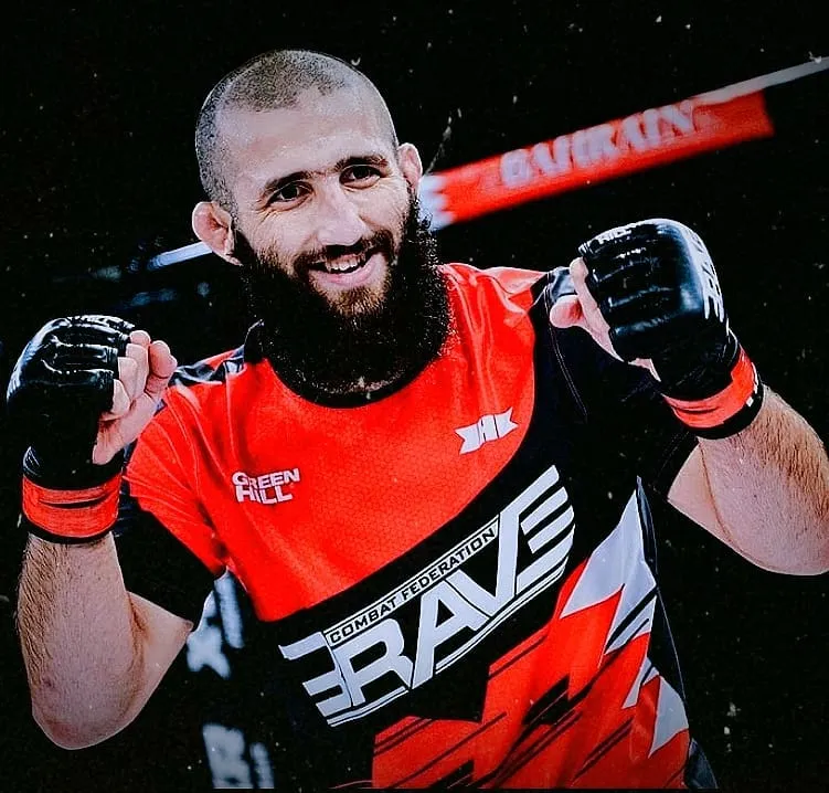 Portrait d’un combattant en gants, maillot Brave