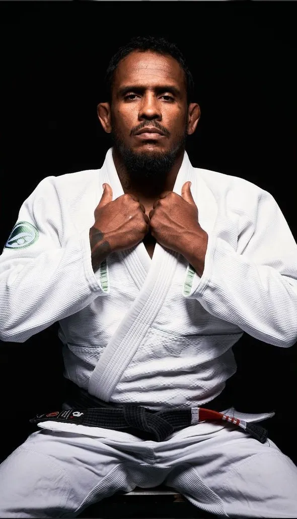 Mestre Beto Ramos en kimono blanc, ceinture noire