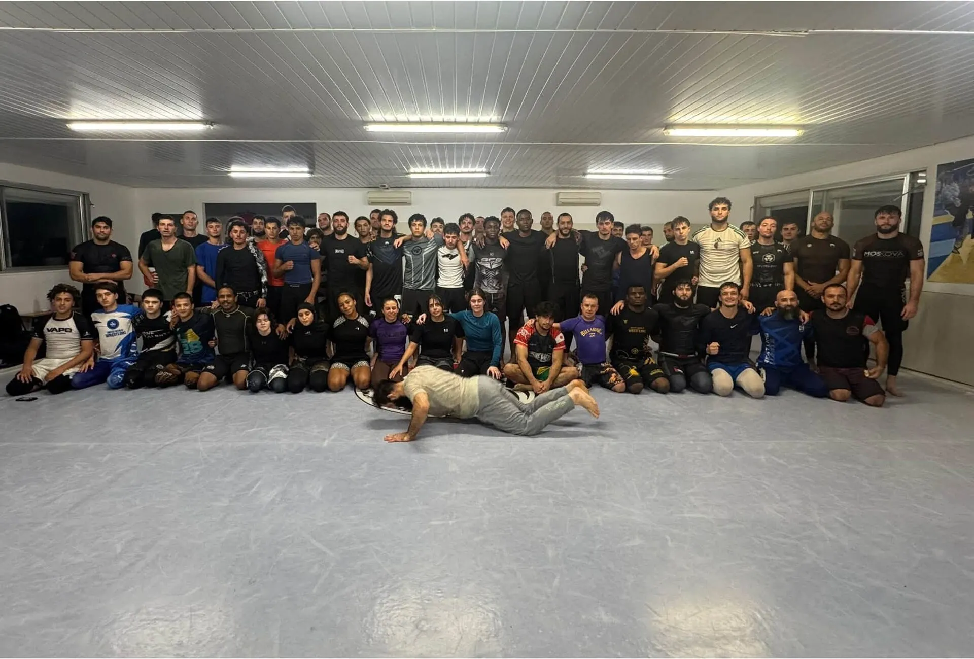 Le groupe du cours de grappling réuni sur le tapis