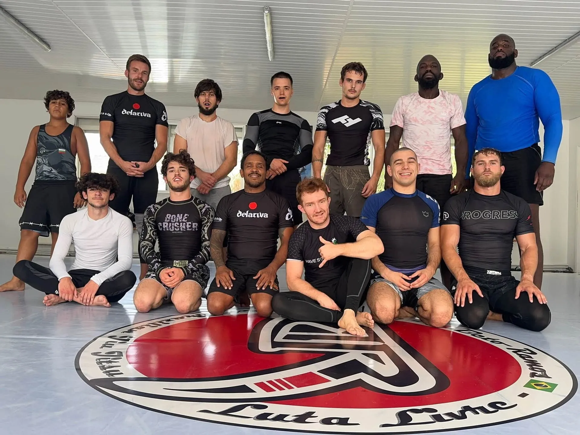 Photo de groupe des pratiquants de grappling