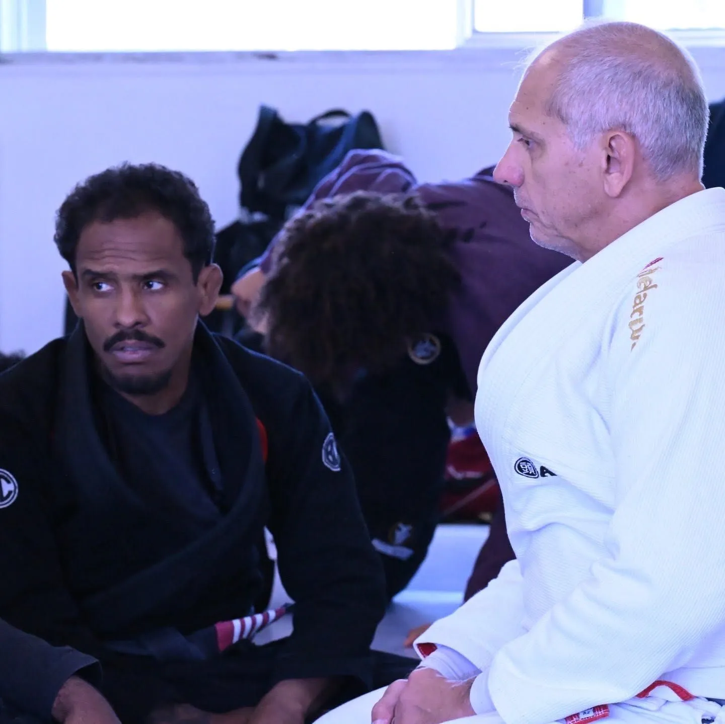 Mestre Beto Ramos en kimono avec un autre professeur
