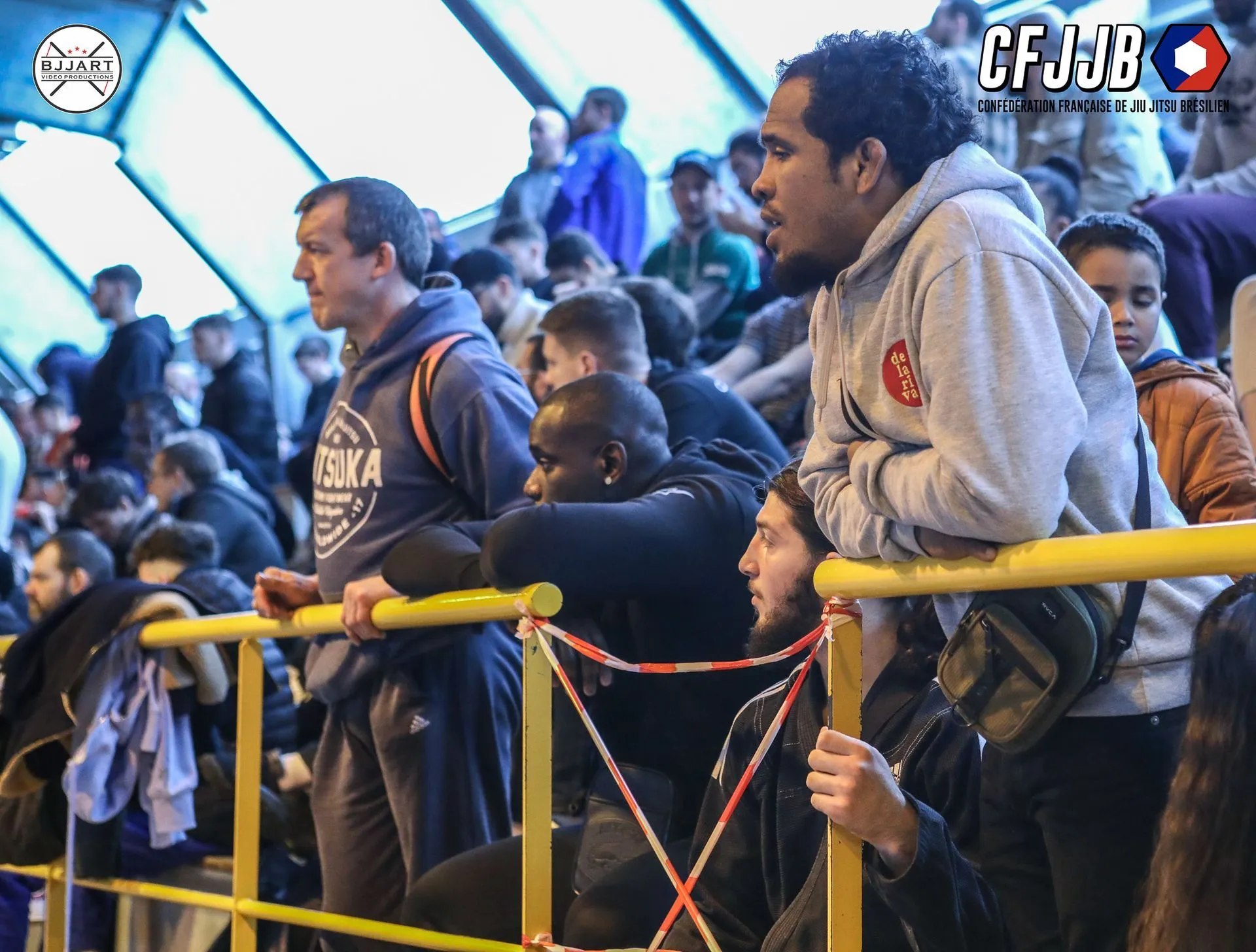 Les membres du club suivent les combats depuis les tribunes