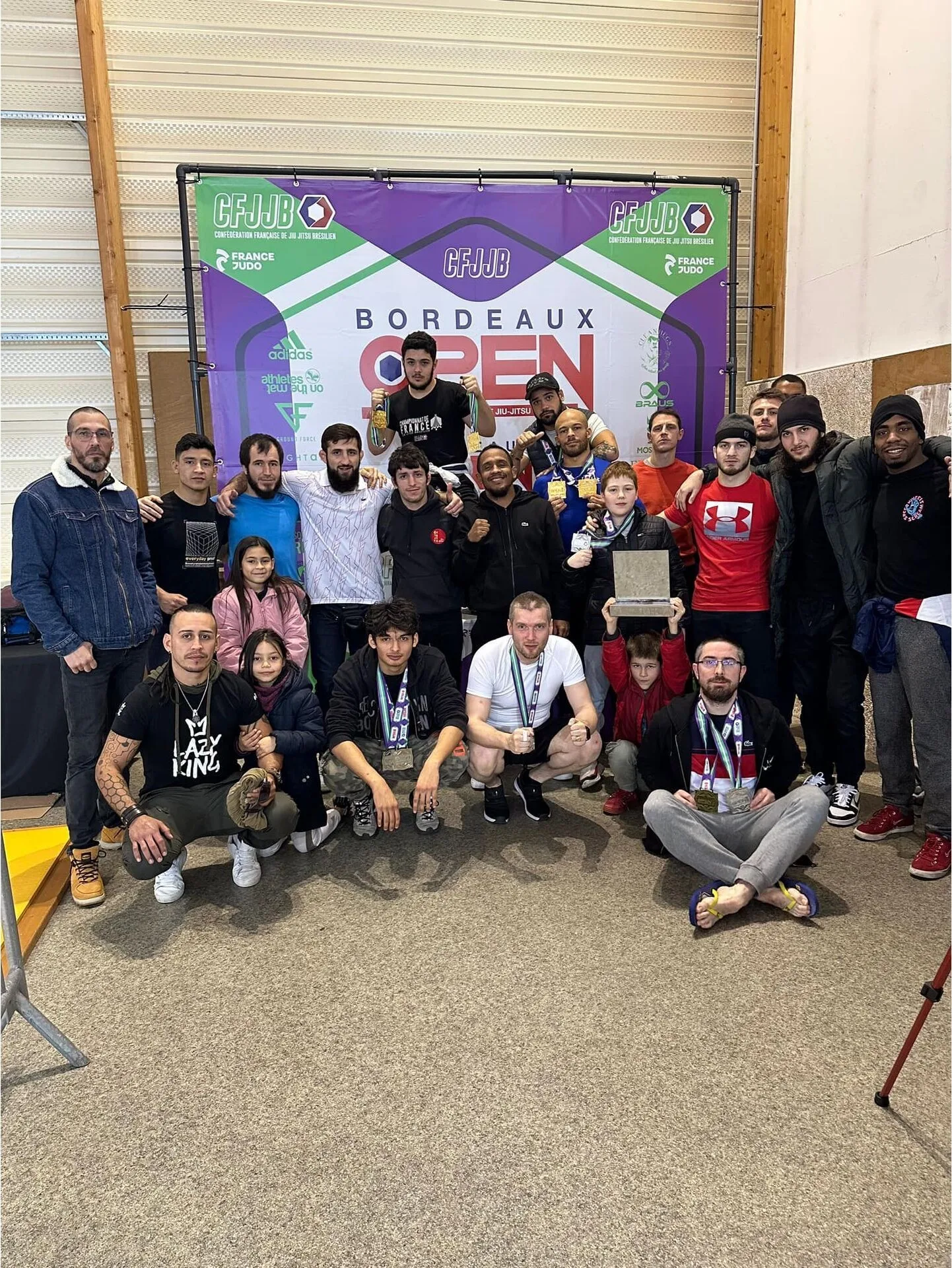 La team réunie devant le panneau de l’Open de Bordeaux