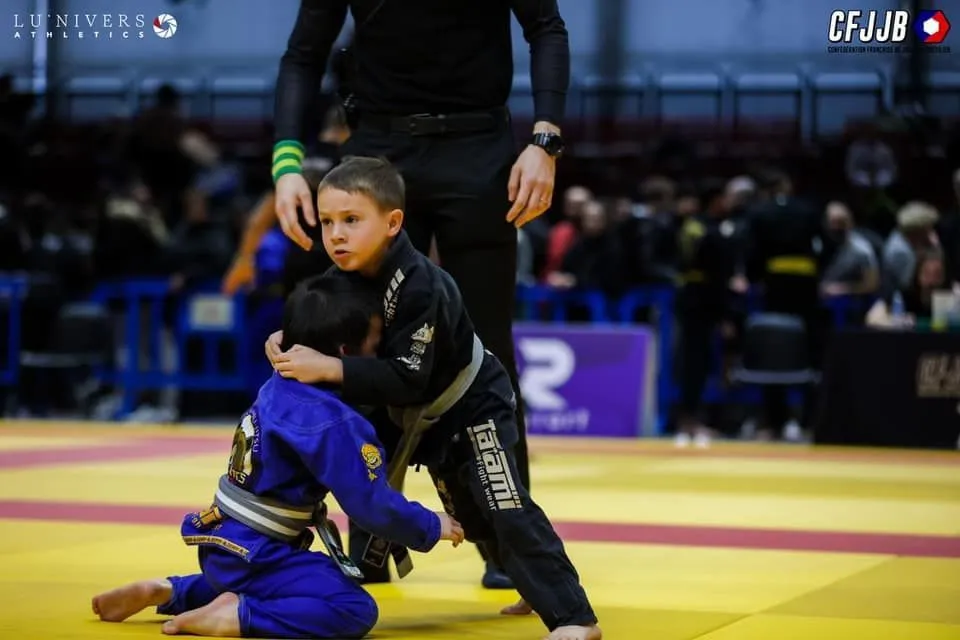 Jeunes compétiteurs de la Team Kids Delariva Nantes en compétition