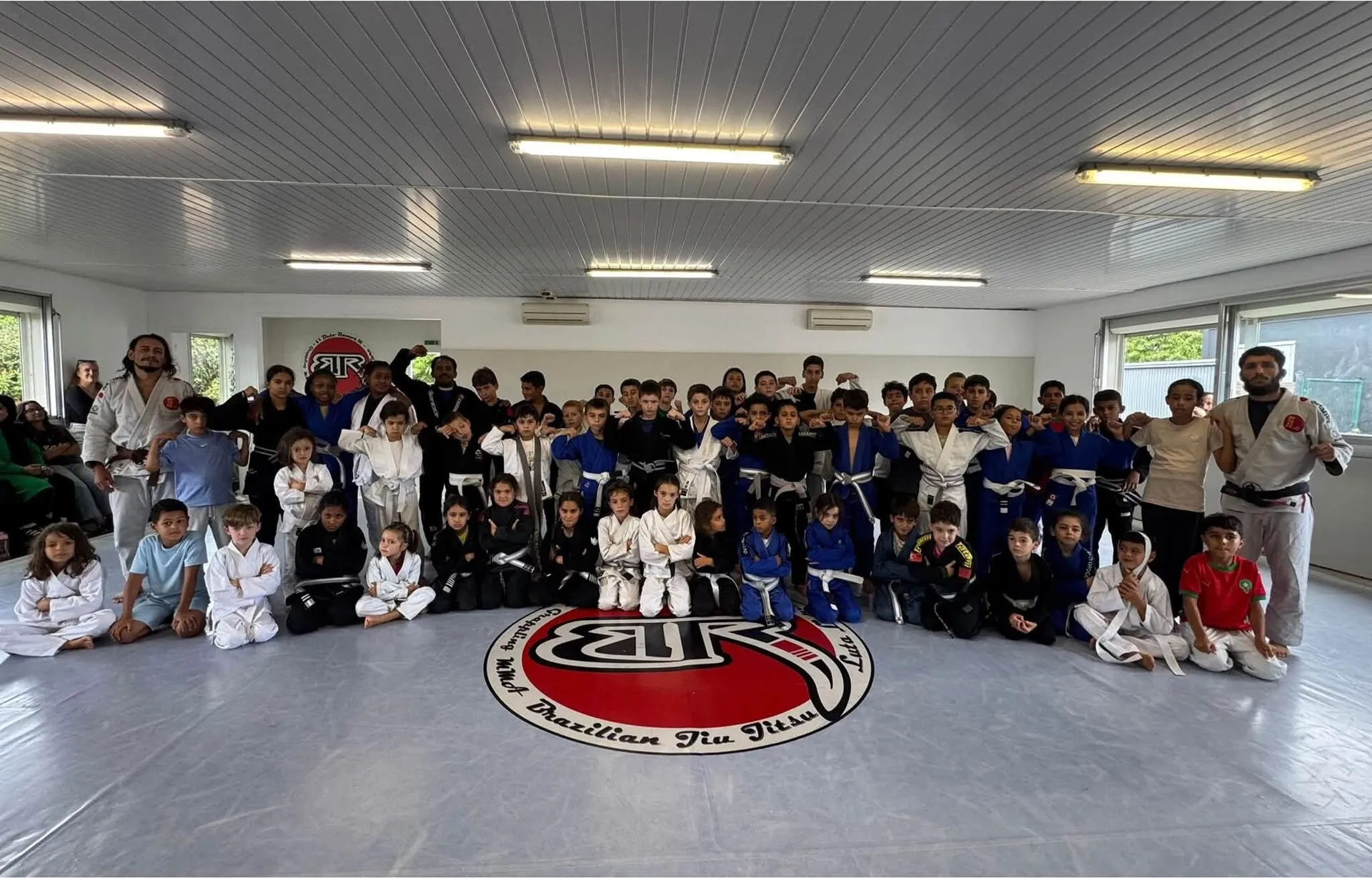 Photo de groupe des enfants du club avec leurs professeurs