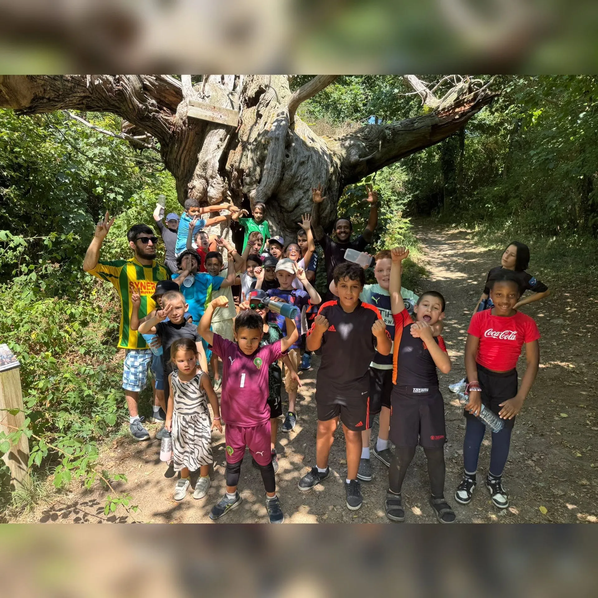 Groupe d’enfants du club en extérieur