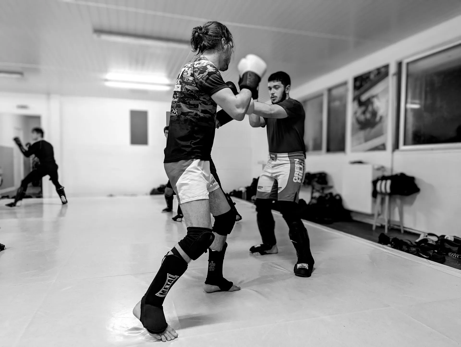 Travail de frappe aux paos pendant un entraînement de MMA