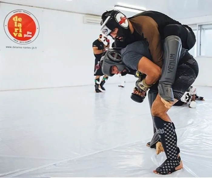 Travail en clinch pendant un cours de MMA