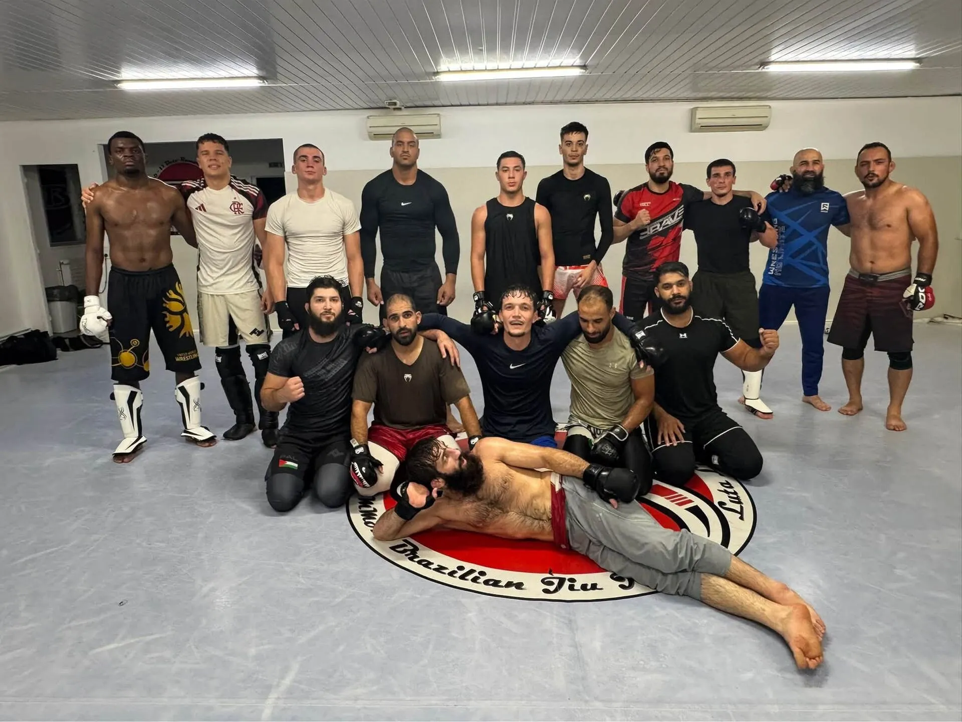 Le groupe MMA du club réuni sur le tapis