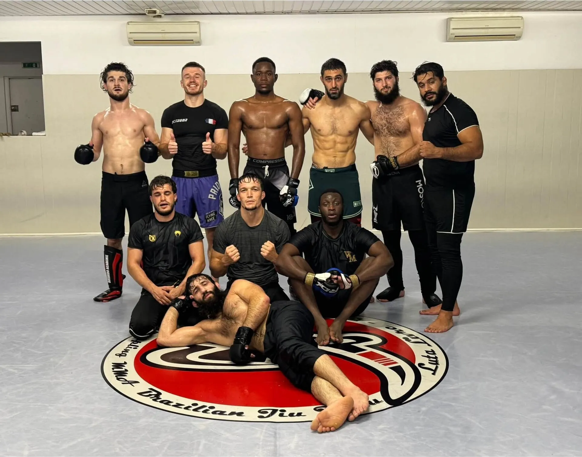 Photo de groupe après un entraînement de MMA